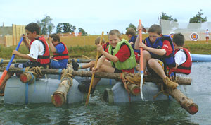 Photo Kids paddeling a group made raft